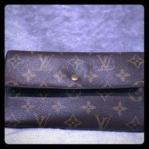 LOUIS VUITTON Monogram wallet.